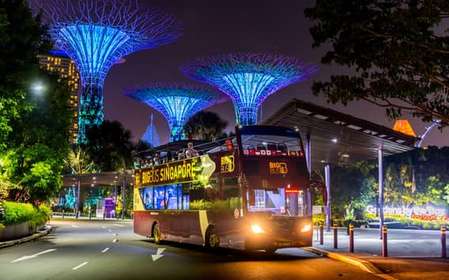Singapura: Excursão noturna em autocarro aberto com guia de turismo