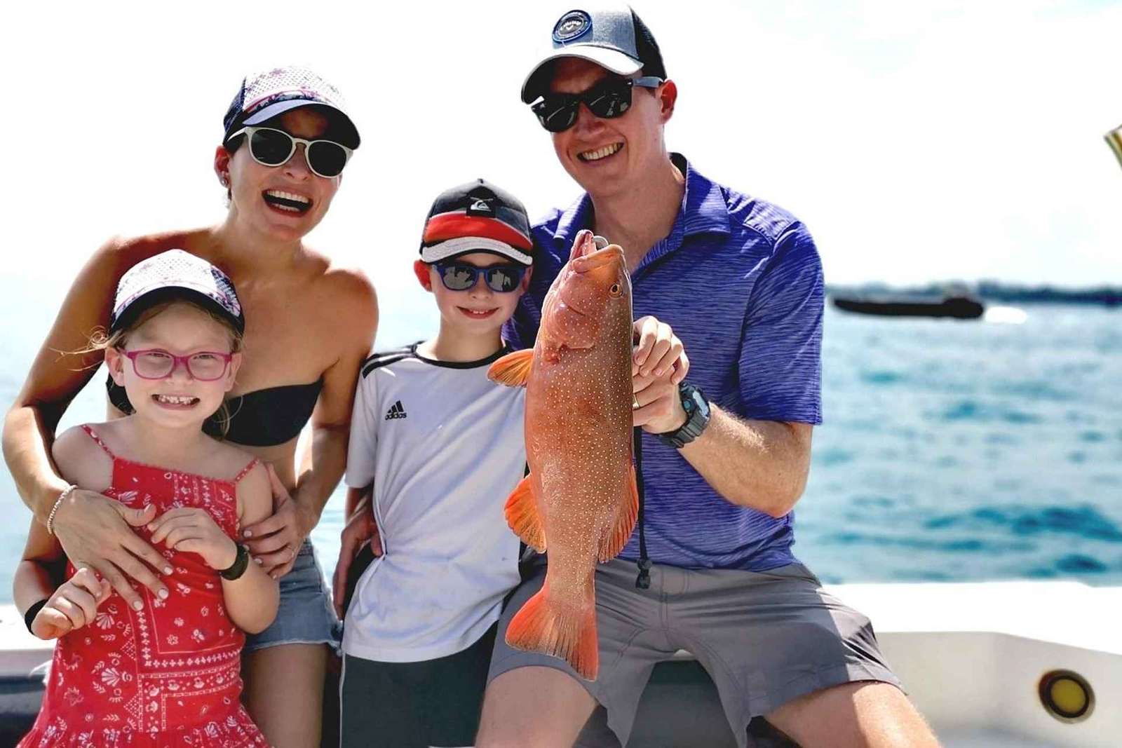 Participe da pesca em iate nas ilhas do sul de Cingapura