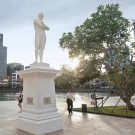 Cruzeiro ao pôr do sol pelo horizonte urbano de Singapura com caminhada noturna guiada
