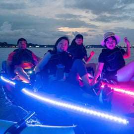 Singapura: Passeio de caiaque noturno com LED no Parque Pasir Ris com mexilhões