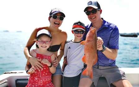 Participe da pesca em iate nas ilhas do sul de Cingapura
