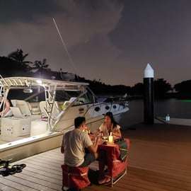 Cruzeiro privativo com jantar ao pôr do sol em um iate moderno de 34 pés