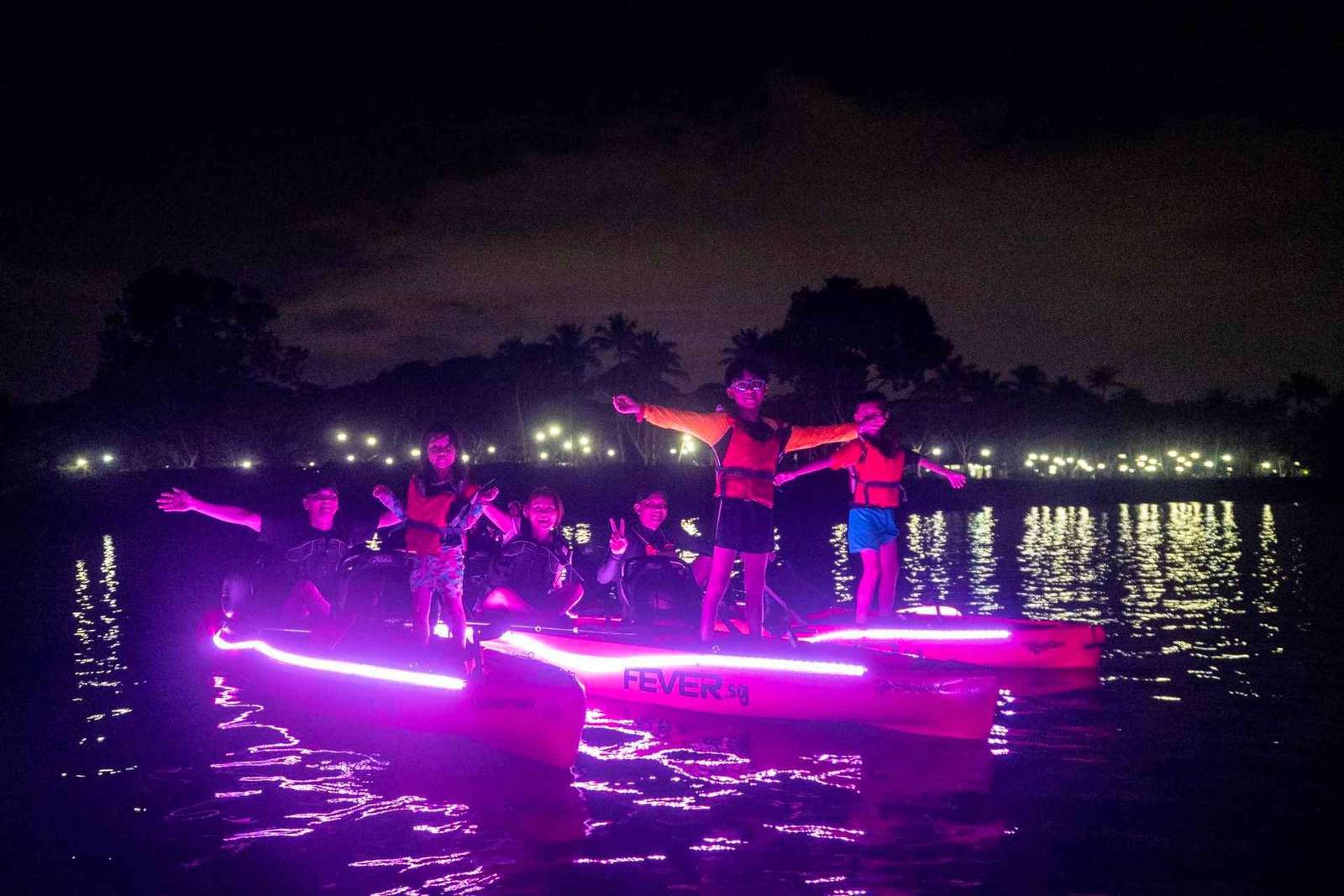 Singapura: Passeio de caiaque noturno com LED no Parque Pasir Ris com mexilhões
