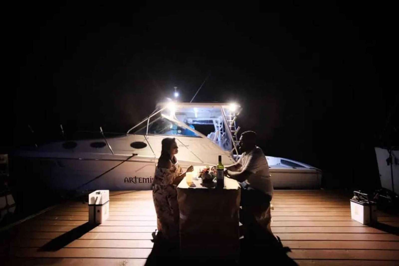 Cruzeiro privativo com jantar ao pôr do sol em um iate moderno de 34 pés
