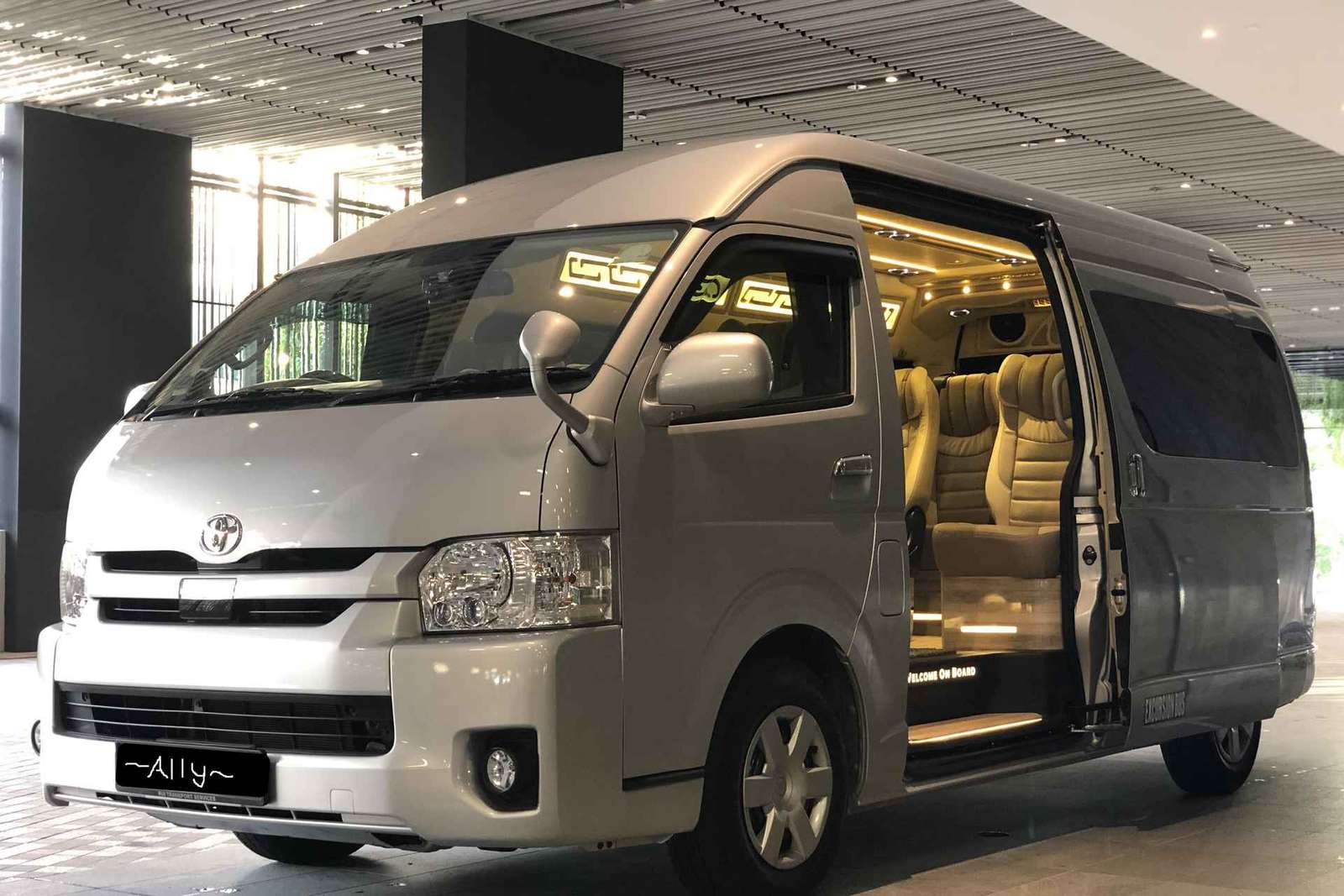 SG Translado privado do aeroporto / cruzeiro num Minibus de 13 lugares