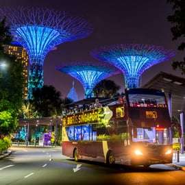 Singapura: Excursão noturna em autocarro aberto com guia de turismo