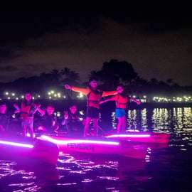 Singapura: Passeio de caiaque noturno com LED no Parque Pasir Ris com mexilhões