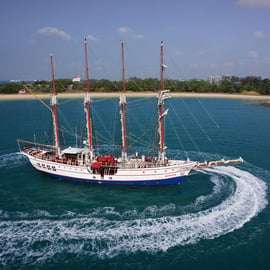 Cingapura: Cruzeiro em um navio alto ao pôr do sol com refeição de 4 pratos