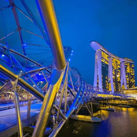 Cruzeiro no rio ao pôr do sol em Singapura e espectáculos de luzes cintilantes