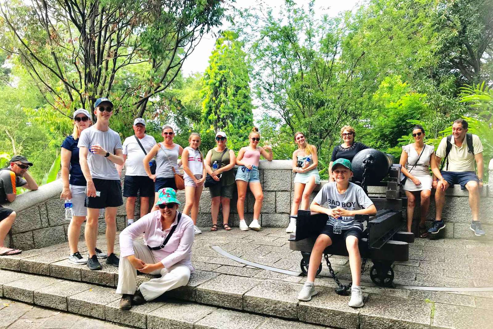 Excursão a pé de 2,5 horas em Singapura: Sepulturas, armas e batalhas