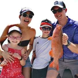 Participe da pesca em iate nas ilhas do sul de Cingapura
