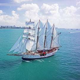 Cingapura: Cruzeiro em um navio alto ao pôr do sol com refeição de 4 pratos