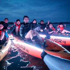 Singapura: Passeio de caiaque noturno com LED no Parque Pasir Ris com mexilhões